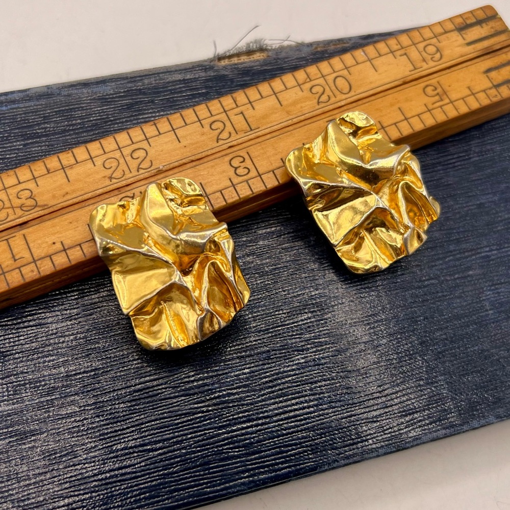 Chunky vintage gold tone clip on earrings geometric abstract crinkled boxy 1980s - Picture 2 of 7